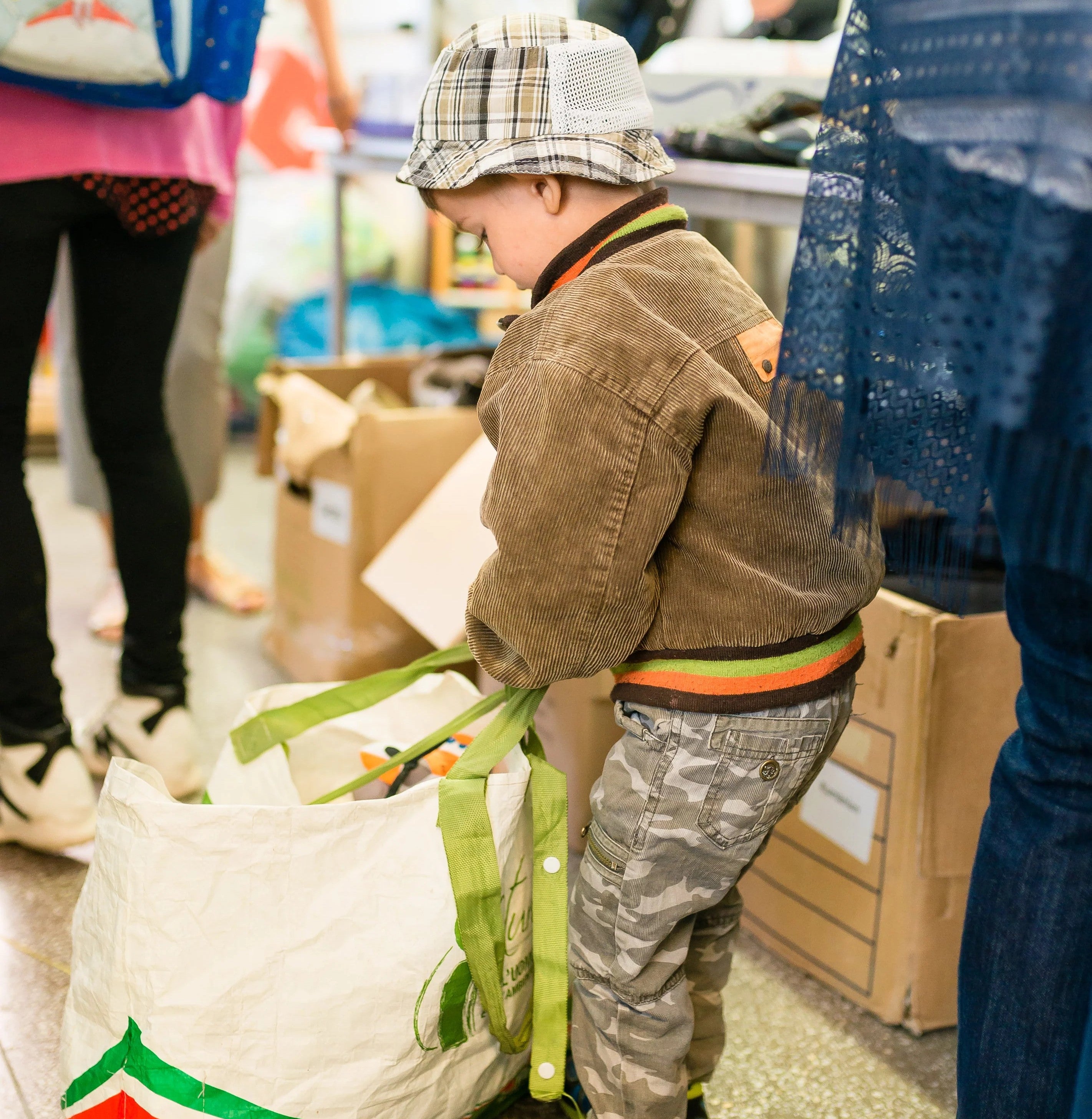 5 moduri prin care poți ajuta persoanele vulnerabile fără bani