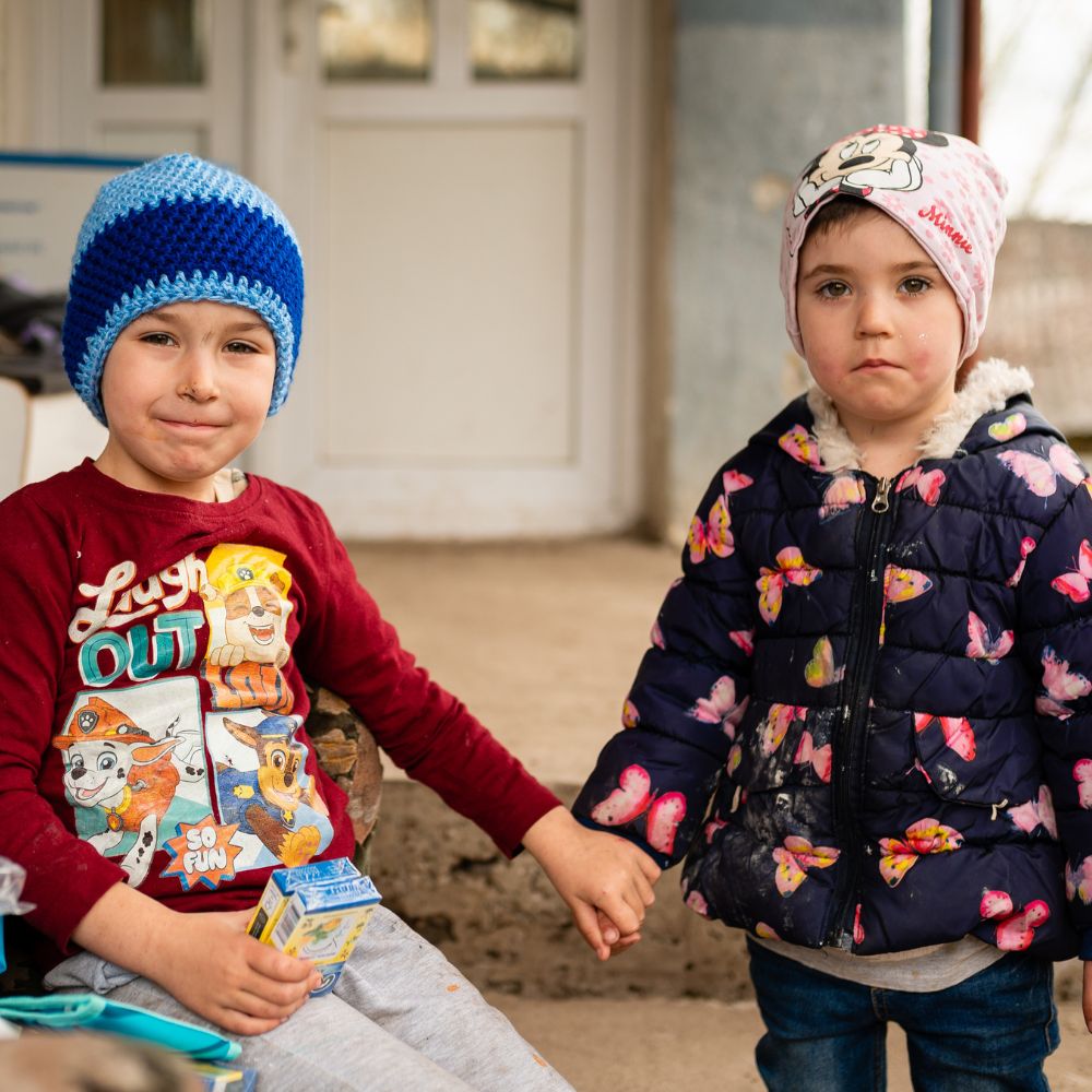 Cum trăiesc copiii care poartă povara greșelilor altora